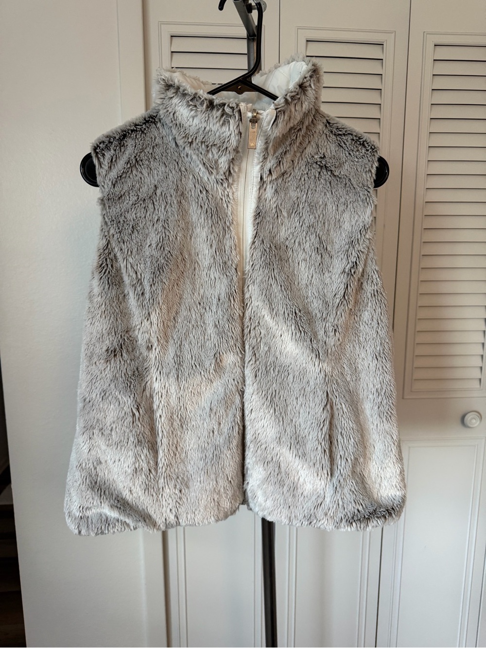 Faux Fur Zip Front Vest in Light Gray